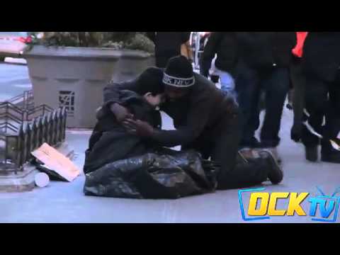 hicieron-una-prueba-y-solamente-un-vagabundo-fue-la-unica-persona-que-ayudo-a-un-nino-congelado-en-las-calles-de-ny-video