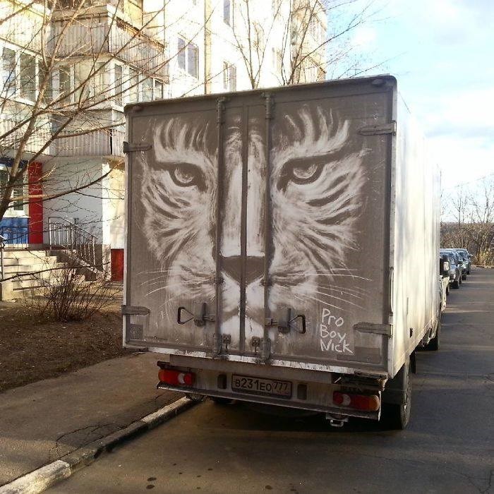 un-artista-ruso-transforma-los-autos-sucios-de-la-calle-en-verdaderas-obras-de-arte-001