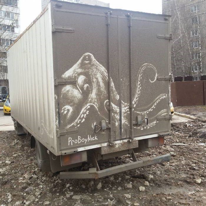 un-artista-ruso-transforma-los-autos-sucios-de-la-calle-en-verdaderas-obras-de-arte-0011