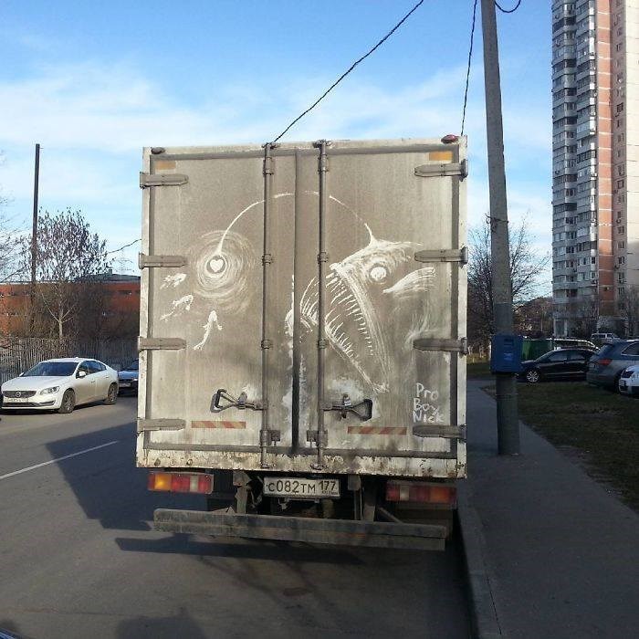 un-artista-ruso-transforma-los-autos-sucios-de-la-calle-en-verdaderas-obras-de-arte-0013