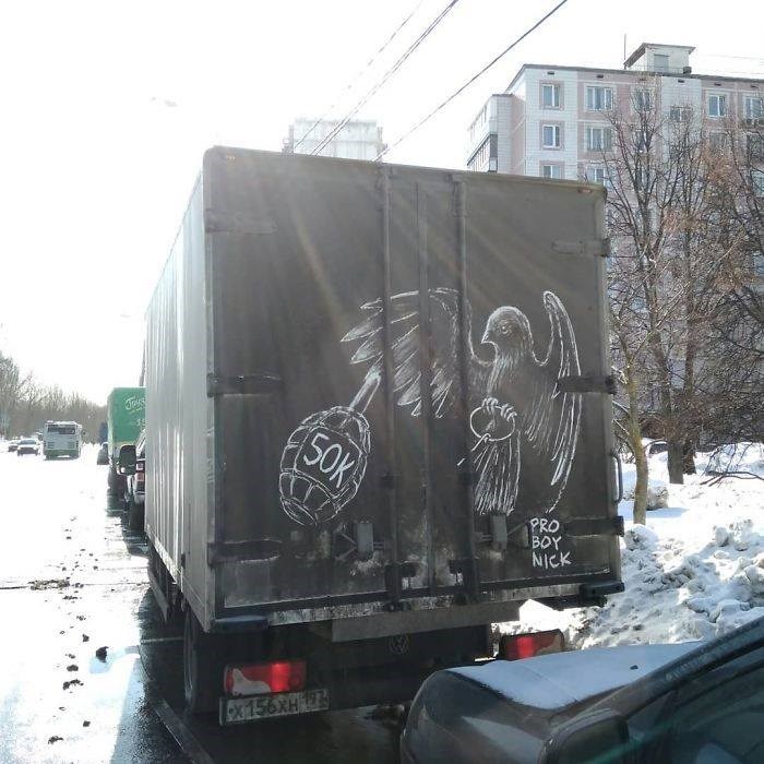 un-artista-ruso-transforma-los-autos-sucios-de-la-calle-en-verdaderas-obras-de-arte-0015