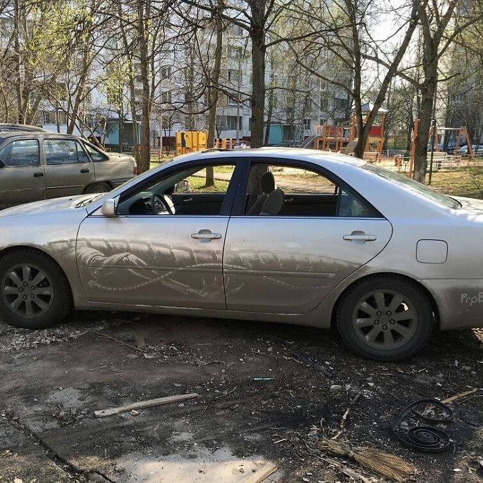un-artista-ruso-transforma-los-autos-sucios-de-la-calle-en-verdaderas-obras-de-arte-0016