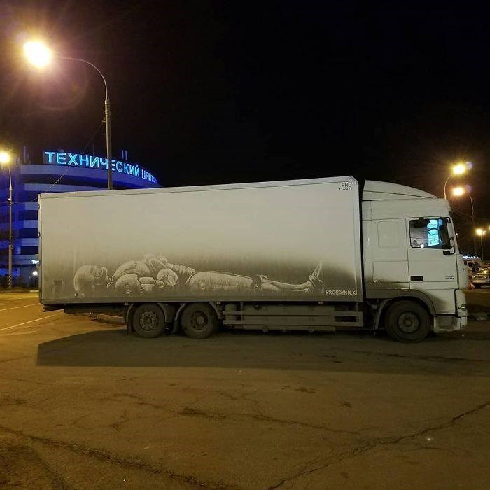 un-artista-ruso-transforma-los-autos-sucios-de-la-calle-en-verdaderas-obras-de-arte-0017