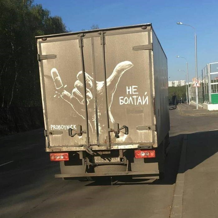 un-artista-ruso-transforma-los-autos-sucios-de-la-calle-en-verdaderas-obras-de-arte-002