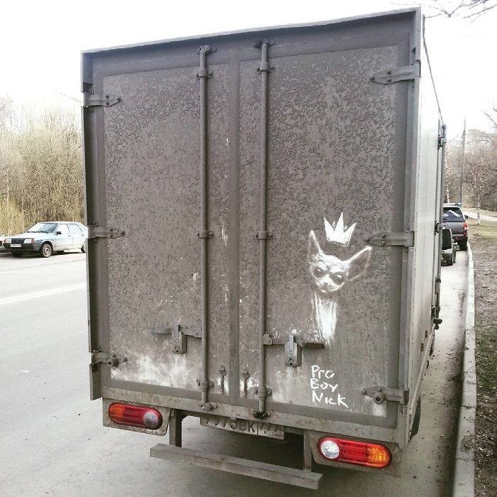 un-artista-ruso-transforma-los-autos-sucios-de-la-calle-en-verdaderas-obras-de-arte-003