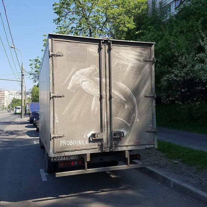un-artista-ruso-transforma-los-autos-sucios-de-la-calle-en-verdaderas-obras-de-arte-004