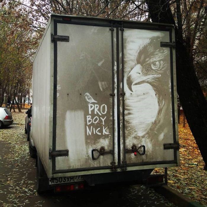 un-artista-ruso-transforma-los-autos-sucios-de-la-calle-en-verdaderas-obras-de-arte-005